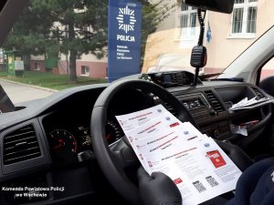policjanci z ulotkami informacyjnymi &quot;Kwarantanna domowa&quot;