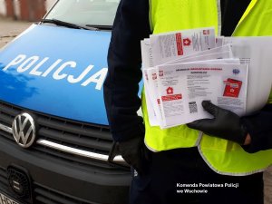 policjanci z ulotkami informacyjnymi &quot;Kwarantanna domowa&quot;
