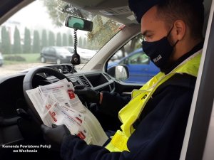 policjanci z ulotkami informacyjnymi &quot;Kwarantanna domowa&quot;