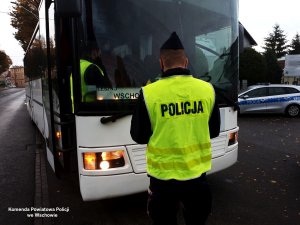 policjanci kontrolujący kierowców