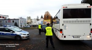 policjanci kontrolujący kierowców