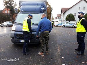 policjanci kontrolujący kierowców