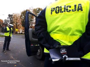 policjanci kontrolujący kierowców