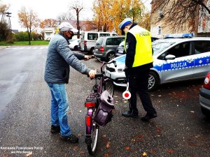 policjant wykonujący zadania slużbowe