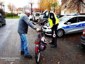 policjant wykonujący zadania slużbowe