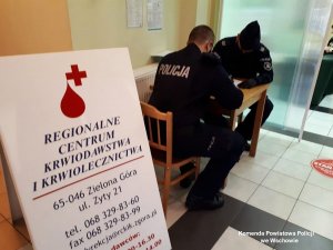 policjanci zdający osocze