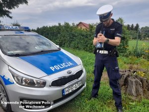 policjanci ruchu drogowego wykonujący czynności służbowe