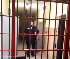 zdjęcie pomieszczenia dla osób zatrzymanych we wschowskiej Policji