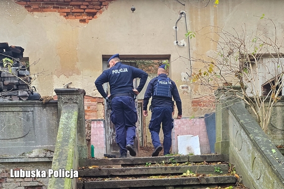 Bezdomni mogą liczyć na pomoc policjantów. Ty także reaguj i nie bądź obojętny!