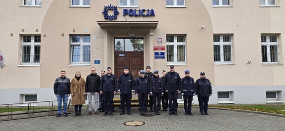 POLICJANCI ODDALI HOŁD ZMARŁEMU RATOWNIKOWI MEDYCZNEMU