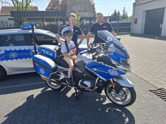 Groźny upadek z roweru. 6-letniemu chłopcu pomogli policjanci