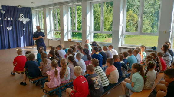 Bezpieczne wakacje z policjantem – prelekcje asp. Łukasza Pieprzyka w szkole podstawowej w Starych Drzewcach