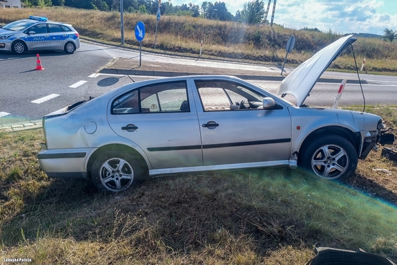 Uderzył autem w latarnie, wypadł z drogi i uciekł. Policjanci zatrzymali 32-latka, który ma sądowy zakaz kierowania