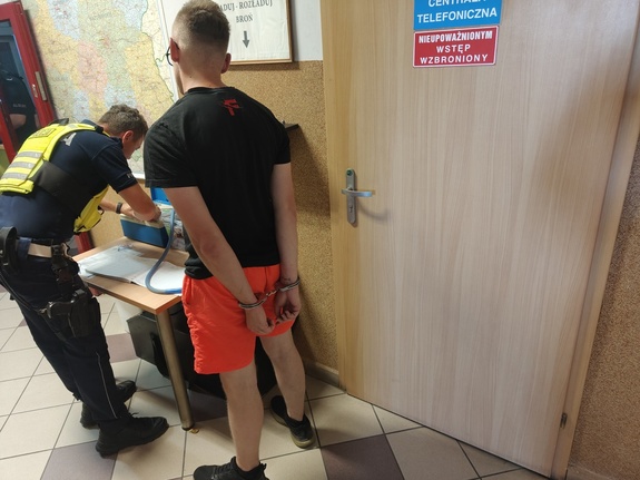 Policjanci w walce z łamiącymi sądowe zakazy kierowania