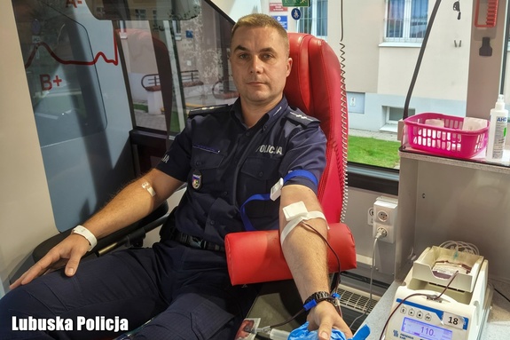 Policjanci podzielili się życiodajnym lekiem
