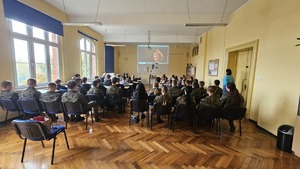 Uczniowie oglądają prezntację