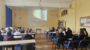 Uczniowie oglądają prezentację