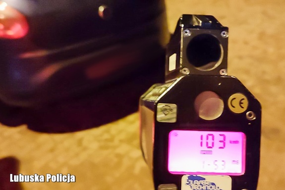 Zimowa aura i brak rozsądku. Pędził 103 km/h i stracił prawo jazdy