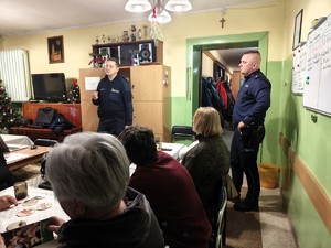 Policjanci z seniorami