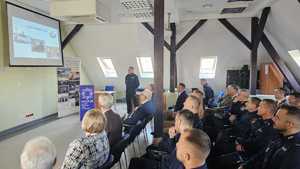 Zastępca Komendanta Powiatowego Policji i uczestnicy narady