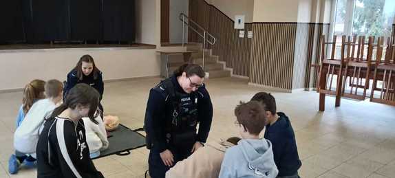 Bezpieczne ferie zimowe - policjanci dbają o bezpieczeństwo najmłodszych.