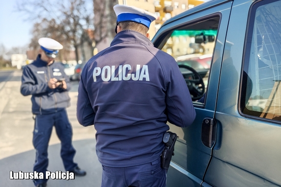 Telefon w dłoni to zagrożenie na drodze – postaw na pełną koncentrację