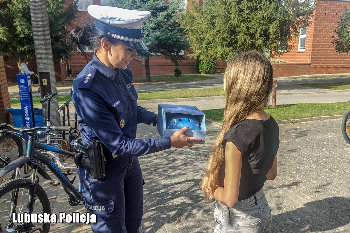 Policjanci we Wschowie rozdali kaski dzieciom